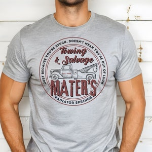 Camiseta de lona Bella de Mater's Towing Co., con un sutil diseño de Disney Cars imagen 1