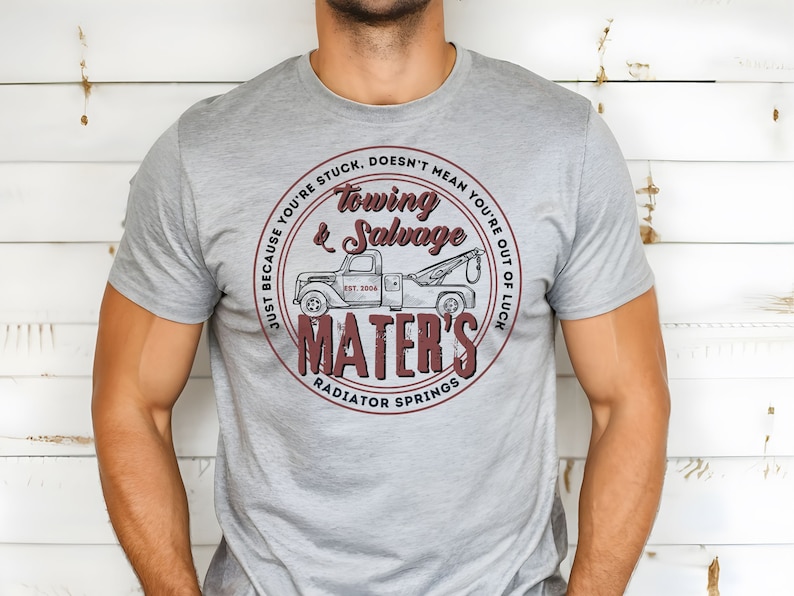 Camiseta de lona Bella de Mater's Towing Co., con un sutil diseño de Disney Cars imagen 1