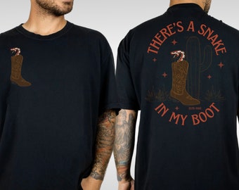 Camiseta "Hay una serpiente en mi bota" con colores cómodos y camisetas familiares Disney a juego.