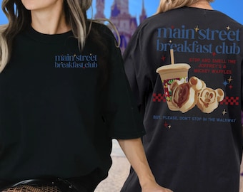 Maglietta Disney Main Street Breakfast Club – Mickey Waffles e Joffrey’s Coffee, colori comfort