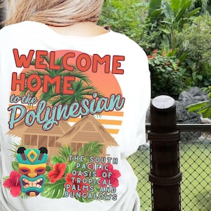 Puede incluir: Camiseta blanca con un dise&ntilde;o gr&aacute;fico que dice "Bienvenido a casa en la Polinesia, el oasis del Pac&iacute;fico Sur de palmeras tropicales y bungalows". El gr&aacute;fico presenta una puesta de sol, palmeras y dos caba&ntilde;as.
