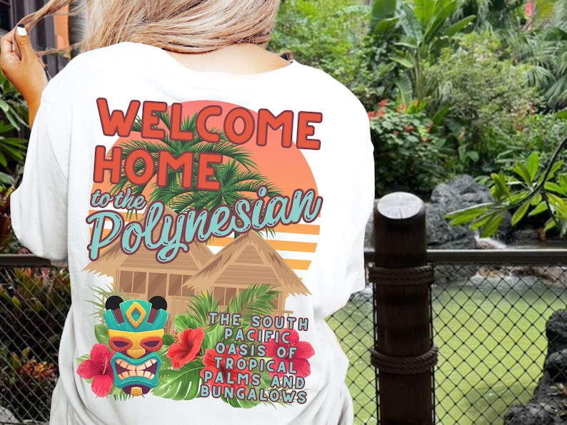 Puede incluir: Camiseta blanca con un dise&ntilde;o gr&aacute;fico que dice "Bienvenido a casa en la Polinesia, el oasis del Pac&iacute;fico Sur de palmeras tropicales y bungalows". El gr&aacute;fico presenta una puesta de sol, palmeras y dos caba&ntilde;as.