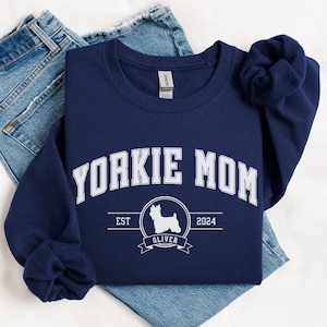 Personalisiertes Yorkie Mom Sweatshirt Yorkshire Terrier Shirt für Hundemama Pullover Benutzerdefinierter Name Rundhalsausschnitt Yorkie Mama Geschenke Benutzerdefiniertes Hundegeschenk Yorkie