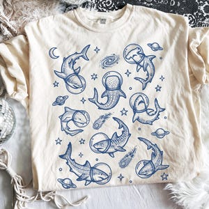 Camiseta de tiburón, camiseta divertida de tiburones, regalo para amantes de los tiburones, camiseta con estampado de animales espaciales, camiseta Comfort Colors imagen 1