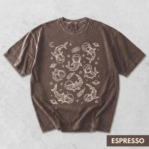 Camiseta de tiburón, camiseta divertida de tiburones, regalo para amantes de los tiburones, camiseta con estampado de animales espaciales, camiseta Comfort Colors Espresso