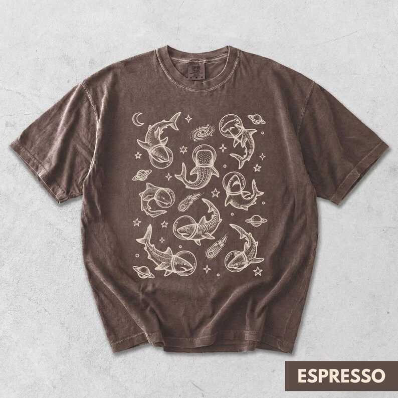 Camiseta de tiburón, camiseta divertida de tiburones, regalo para amantes de los tiburones, camiseta con estampado de animales espaciales, camiseta Comfort Colors Espresso