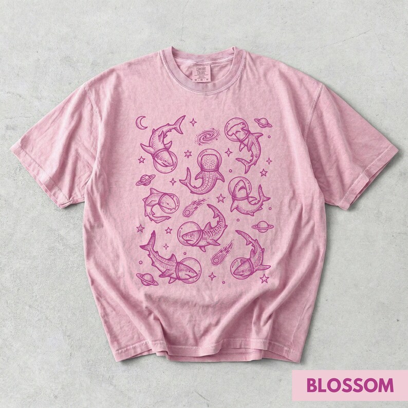Camiseta de tiburón, camiseta divertida de tiburones, regalo para amantes de los tiburones, camiseta con estampado de animales espaciales, camiseta Comfort Colors Blossom