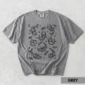 Camiseta de tiburón, camiseta divertida de tiburones, regalo para amantes de los tiburones, camiseta con estampado de animales espaciales, camiseta Comfort Colors Grey