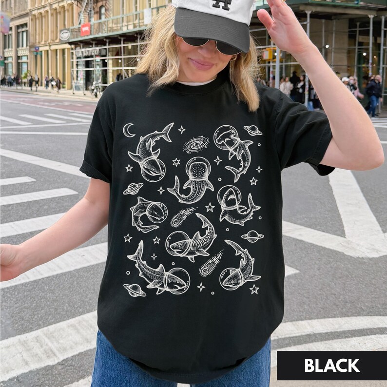 Camiseta de tiburón, camiseta divertida de tiburones, regalo para amantes de los tiburones, camiseta con estampado de animales espaciales, camiseta Comfort Colors Black