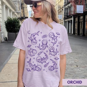 Camiseta de tiburón, camiseta divertida de tiburones, regalo para amantes de los tiburones, camiseta con estampado de animales espaciales, camiseta Comfort Colors Orchid