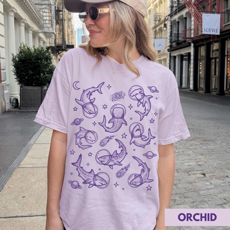 Camiseta de tiburón, camiseta divertida de tiburones, regalo para amantes de los tiburones, camiseta con estampado de animales espaciales, camiseta Comfort Colors Orchid