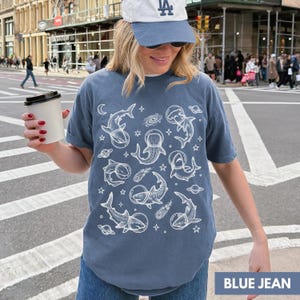 Camiseta de tiburón, camiseta divertida de tiburones, regalo para amantes de los tiburones, camiseta con estampado de animales espaciales, camiseta Comfort Colors Blue Jean