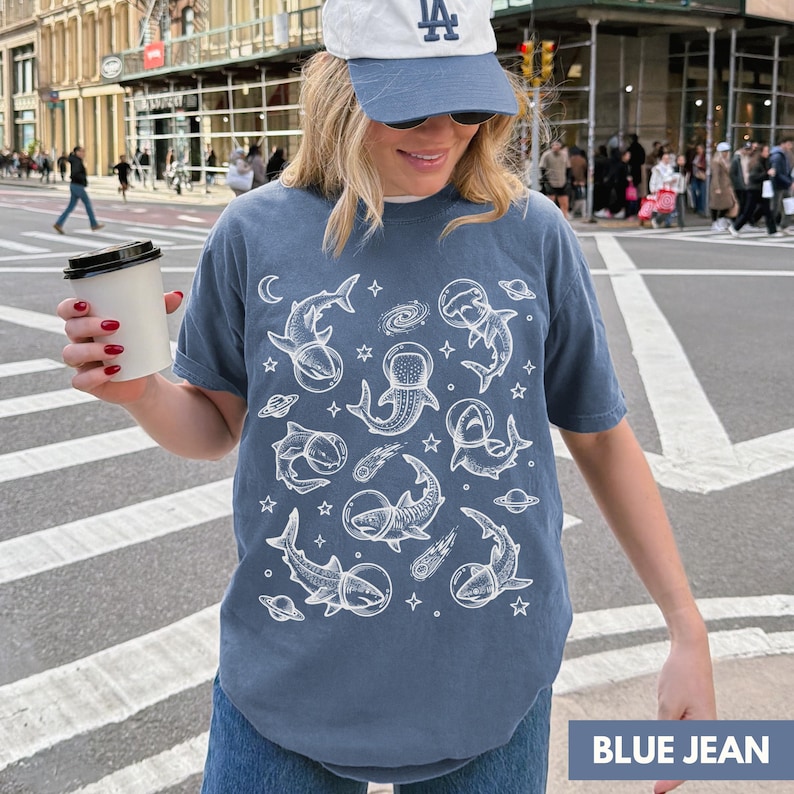 Camiseta de tiburón, camiseta divertida de tiburones, regalo para amantes de los tiburones, camiseta con estampado de animales espaciales, camiseta Comfort Colors Blue Jean