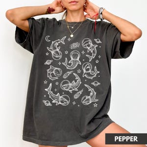 Camiseta de tiburón, camiseta divertida de tiburones, regalo para amantes de los tiburones, camiseta con estampado de animales espaciales, camiseta Comfort Colors Pepper