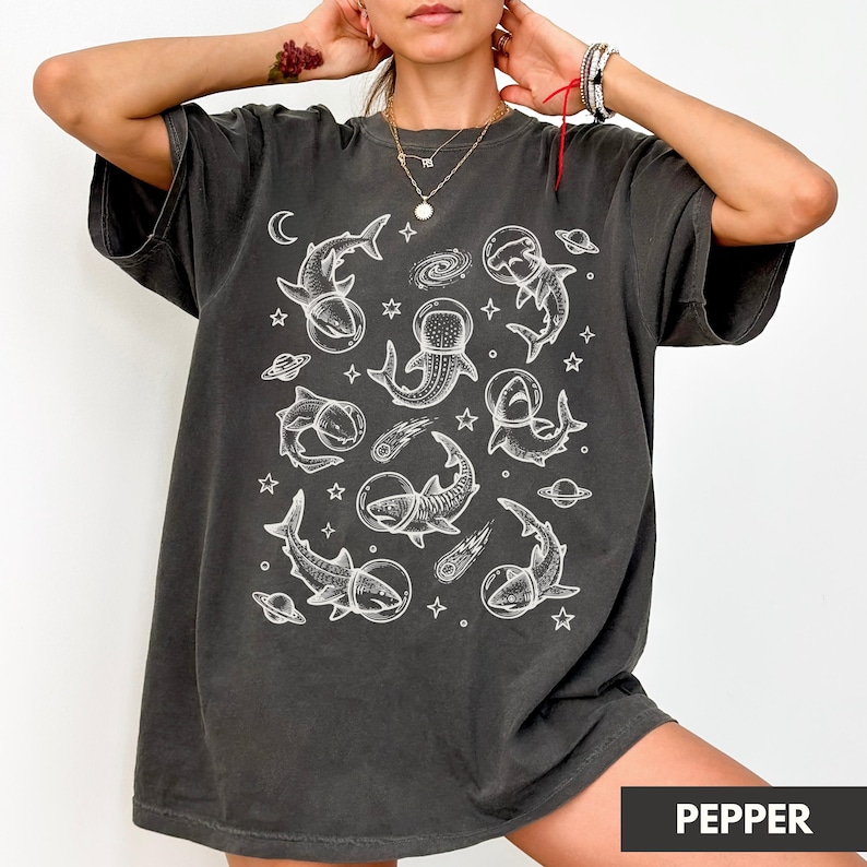 Camiseta de tiburón, camiseta divertida de tiburones, regalo para amantes de los tiburones, camiseta con estampado de animales espaciales, camiseta Comfort Colors Pepper