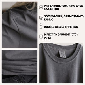 Puede incluir: Primer plano de una camiseta gris con el texto "COMFORT COLORS" en la etiqueta. La camiseta est&aacute; hecha de algod&oacute;n estadounidense 100% hilado en anillo pre-encogido, tejido suavemente lavado y te&ntilde;ido, y presenta costuras de doble aguja e impresi&oacute;n directa a la prenda (DTG).