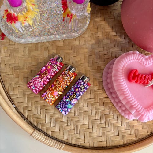 Etui à briquet signe du zodiaque | Couvercle en métal pour briquet Astrology | Étui à briquets de couleur personnalisée | Accessoires fumeurs Baddie mignons | Cadeau d'anniversaire