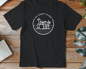My Happy Place Drumset-Shirt, Percussion-Shirt, Schlagzeuger-T-Shirt, Trommel, Schlagzeuger-T-Shirt, Schlagzeug-Shirt, Trommel-T-Shirts, Schlagzeuger-Shirt