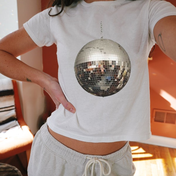 Tshirt Discoball Print, Studio 54 Aesthetic Baby Tee, Bedruckt Y2K Graphic Tee, Silver Design, Coquettecore, Pinterest Style Women Fashion