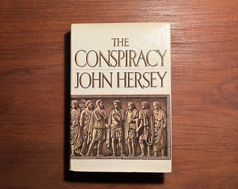 Die Verschwörung von John Hersey, 1972, Erstausgabe, Erstdruck, Hardcover mit Schutzumschlag und Preis. Sehr schöner Hersey-Roman über das antike Rom