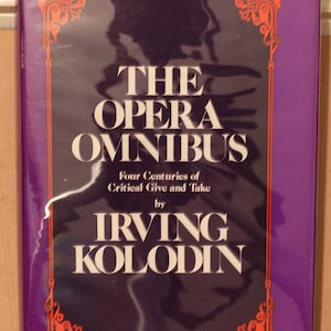 Puede incluir: Una cubierta de libro púrpura con un marco rojo adornado. El título es "The Opera Omnibus: Four Centuries of Critical Give and Take" por Irving Kolodin.