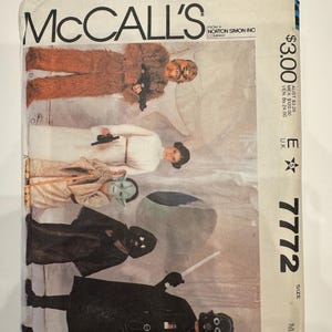 Può includere: Una busta per cartamodello McCall's, numero 7772, con illustrazioni di cinque personaggi in costume. La busta di carta bianca mostra il nome del marchio, il numero del modello e un'etichetta di taglia medium, con un bordo a pois colorati.