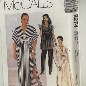 Peut inclure: Une pochette de patron de couture McCall's 8274 pour la taille Ex-Large (20, 22). Le devant présente des illustrations de trois variantes de vêtements : une robe longue à rayures noires et blanches, une tunique sombre à motifs avec un pantalon noir.