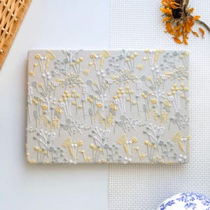 Coque pour MacBook brodée main fleurs sauvages | Coque personnalisée florale unique pour MacBook 2024 Pro 14,2 M2 | Valise pour Air A2337 et Pro A2338 | Cadeaux pour maman