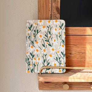 Fiore bianco ricamato a mano / Custodia per Kindle 12a generazione 2024 / Custodia per Kindle Paperwhite 11a generazione 6,8" 2021 / Custodia / Regali squisiti per la festa della mamma