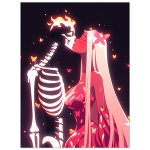 Könnte beinhalten: Illustration eines Skeletts, das eine Frau mit langen weißen Haaren und einem rosa Kleid küsst. Das Skelett hat Flammen auf dem Kopf. Rosa und gelbe Schmetterlinge schweben um das Paar vor einem dunklen Hintergrund.