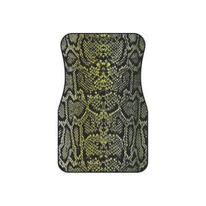 Op de afbeelding: Een automat met een slangenleerpatroon. De mat heeft een herhalend ontwerp van zwarte en geelgroene schubben, waardoor een textuur ontstaat. De mat is gevormd om in de vloer van een auto te passen.