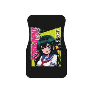 Puede incluir: Alfombrilla de coche negra con una colorida ilustración de estilo anime de una chica. El diseño incluye la palabra "KAWAII" en rosa y caracteres japoneses, sobre un fondo amarillo y verde.