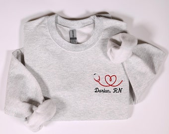 Gepersonaliseerd verpleegkundige geborduurd sweatshirt, aangepaste naam gediplomeerde verpleegkundige hoodie, outfit verpleegkundige afgestudeerde, verpleegkundige studentkleding, RN LPN-cadeaus