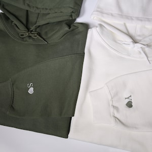 Sweat à capuche brodé avec initiales personnalisées sur la manche, sweatshirts brodés avec initiales personnalisées, tenue de couple assortie, cadeaux d'anniversaire