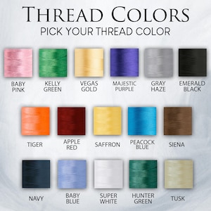 Puede incluir: Imagen que muestra una carta de colores de hilos. El texto en la parte superior dice "THREAD COLORS" y "PICK YOUR THREAD COLOR". La carta incluye una variedad de colores, como Baby Pink, Kelly Green, Vegas Gold y Emerald Black.