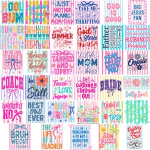 Puede incluir: Una colecci&oacute;n de treinta y cinco dise&ntilde;os gr&aacute;ficos rectangulares que presentan varias frases, tipograf&iacute;a colorida e ilustraciones como lazos, flores, soles y conchas, todo sobre fondos de rayas verticales en colores pastel y brillantes.