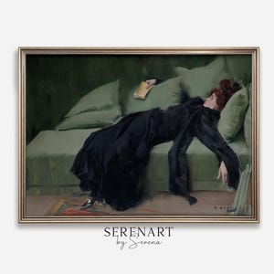 Puede incluir: Una pintura de una mujer con un vestido negro tumbada en un sofá verde. Ella sostiene un libro en su mano y tiene los ojos cerrados. La pintura está enmarcada en oro.