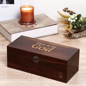 Caja de oración de madera grabada