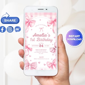 Op de afbeelding: Digitale uitnodiging in roze en wit met een roze strik en de tekst "Amelia's 1st Birthday" op een roze en witte ruitjesachtergrond.