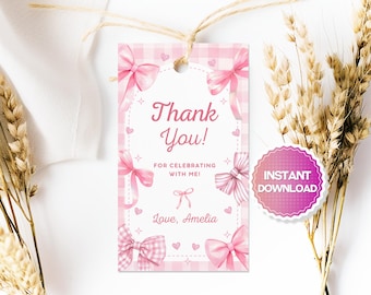 Peut inclure: Etiquette de remerciement en vichy rose et blanc avec des nœuds roses et le texte "Merci ! Pour avoir fêté avec moi ! Avec amour, Amelia".
