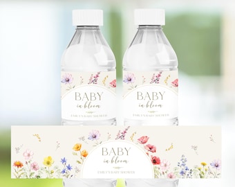 Könnte beinhalten: Wasserflaschenetiketten mit einem floralen Design und dem Text "Baby in Bloom" und "Emily's Baby Shower".