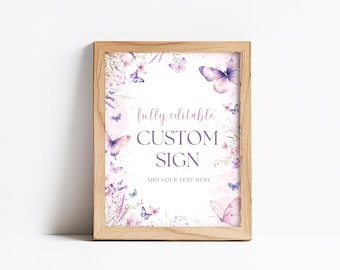 Puede incluir: Un letrero enmarcado con un marco de madera clara. El letrero presenta un diseño de acuarela de flores de lavanda y mariposas en tonos de morado y rosa. El texto en el letrero dice "totalmente editable CUSTOM SIGN" y "AÑADE TU TEXTO AQUÍ".