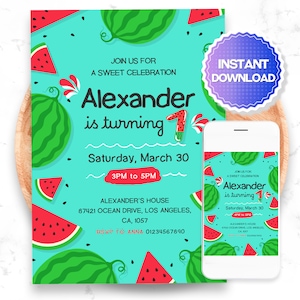 Puede incluir: Invitación de cumpleaños con temática de sandía para un niño que cumple un año. La invitación presenta un fondo azul brillante con rodajas de sandía y una sandía grande. El texto dice "Únete a nosotros para una dulce celebración Alexander cumple 1 Sábado, 30 de marzo 15:00 a 17:00 Casa de Alexander 87421 Ocean Drive, Los Ángeles, CA, 1057 RSVP a Anna 01234567890".
