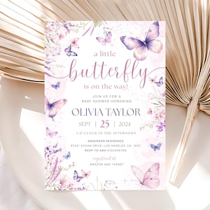 Może przedstawiać: Zaproszenie na baby shower z akwarelowym wzorem. Zaproszenie zawiera tekst "a little butterfly is on the way!" w czcionce skryptowej, wraz z imieniem Olivia Taylor, datą, godziną i adresem. Motyle i kwiatowe akcenty w odcieniach fioletu i różu zdobią zaproszenie.