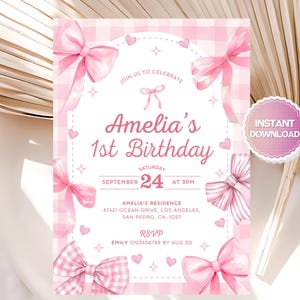 Puede incluir: Invitación de cumpleaños de gingham rosa y blanco con un lazo rosa y el texto "Amelia's 1st Birthday" y "September 24 at 3PM".