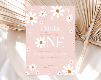 Könnte beinhalten: Eine rosa Einladungskarte mit Gänseblümchen-Illustrationen und dem Text "Olivia wird 1." Die Karte enthält Veranstaltungsdetails: Datum, Uhrzeit, Ort und RSVP-Informationen. Das Design zeigt weiße Gänseblümchen mit braunen Zentren.