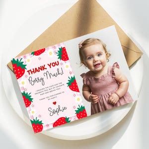 Bewerkbare eerste bedankkaart Berry, bedankkaart aardbei met foto, fotokaart aardbei 1e verjaardag, fotokaart Berry, canva