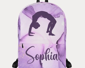 Op de afbeelding: Paarse en witte rugzak met een aquarelontwerp en een silhouet van een persoon die een handstand maakt. De naam "Sophia" staat in paarse letters op de onderkant van de rugzak.