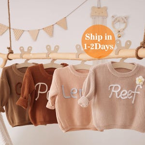 Maglione personalizzato con nome del bambino ricamato a mano / Maglione per annuncio del bambino / Regalo di Natale per neonato / Regalo per neonato / Regalo per baby shower