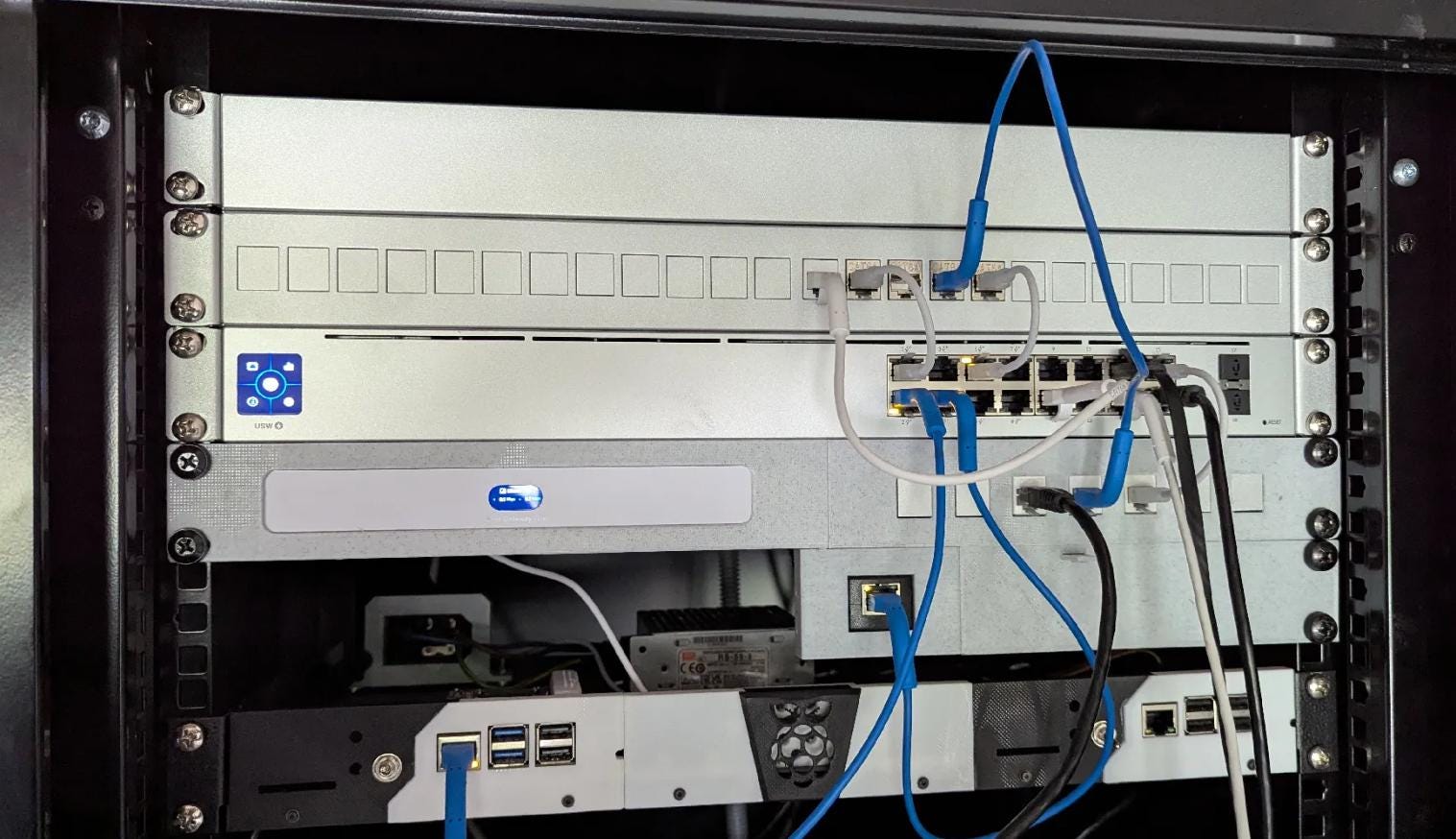 UCG-FiberおよびUXG-Fiber用19インチ（1U）ラックマウント | Unifi 